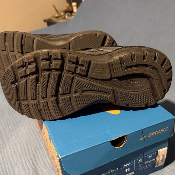 Brooks Black Extra Wide Athletic Sneakers - Picture 7 of 10